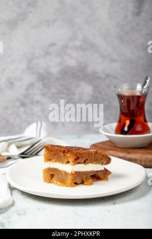 Brot Kadayif mit Sahne. Brot Kadayif gefüllt mit Sahne in der Mitte. Traditionelle türkische Köstlichkeiten. Schließen. Lokaler Name: Ekmek kadayifi Stockfoto