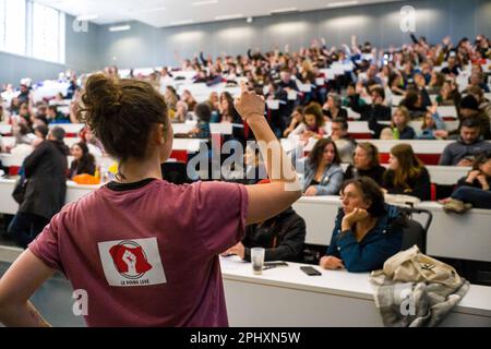 Toulouse, Frankreich. 28. März 2022. Auszählung der Stimmen. 300 Studenten, Lehrkräfte und Mitarbeiter der Universität für diese Generalversammlung der Universität Toulouse Jean-Jaures, Reden und Stimmen der Eisenbahnarbeiter und Müllsammler, Koordination der Studenten in Paris, Streik und nationale Tage der Mobilisierung, Verbot der Kurse in Distanz; Die Unterstützung der Besetzung des Gai Savoir. Usw. Frankreich, Toulouse, 28. März 2023. Foto: Patricia Huchot-Boissier/ABACAPRESS.COM Kredit: Abaca Press/Alamy Live News Stockfoto