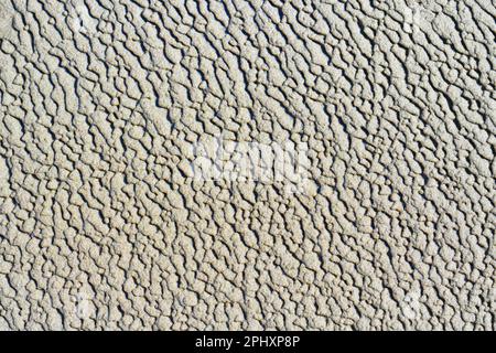 Abstrakter Hintergrund aus Sandtexturen, die den Wellenmustern von Wasser im Laufe der Zeit ähneln. Stockfoto