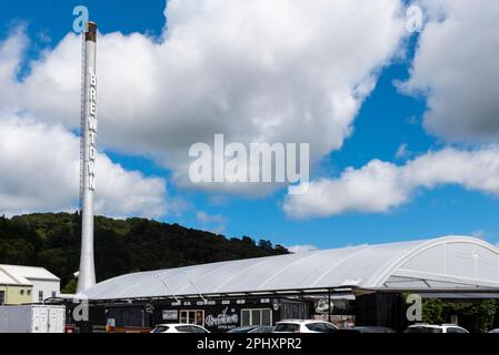 Brewtown in Upper Hutt, Neuseeland, eine Besucherattraktion mit zahlreichen Craft-Bier-Brauereien und einer Destillerie. Brewtown-Name auf dem Schornstein Stockfoto