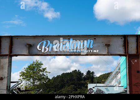 Brewtown in Upper Hutt, Neuseeland, eine Besucherattraktion mit zahlreichen Craft-Bier-Brauereien und einer Destillerie. Der Name Brewtown Industrial Arch Stockfoto