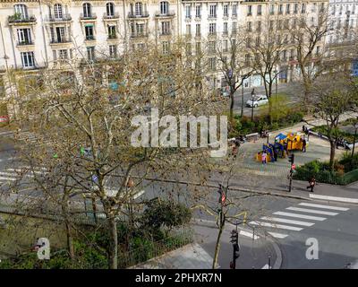 Kinder, die von Eltern und Betreuern beobachtet werden, während sie auf einem Spielplatz in der Stadt spielen. Jeden Tag auf Bd Richard-Lenoir, Paris, Frankreich. Stockfoto