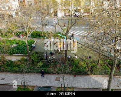 Kinder, die von Eltern und Betreuern beobachtet werden, während sie auf einem Spielplatz in der Stadt spielen. Jeden Tag auf Bd Richard-Lenoir, Paris, Frankreich. Stockfoto