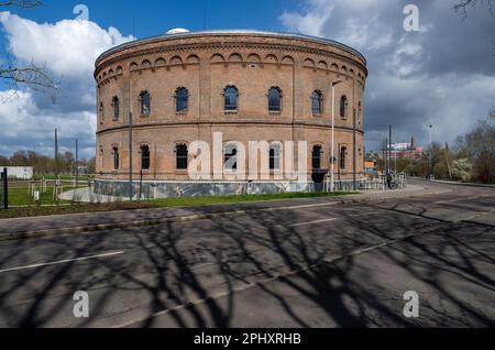 HINWEIS: VERÖFFENTLICHUNG BIS ZUM 30. MÄRZ 12:00 (DEUTSCHER ZEIT) GESPERRT! - PRODUKTION - 27. März 2023, Sachsen-Anhalt, Halle (Saale): Blick auf das Planetarium. Nach einer Bauzeit von etwa vier Jahren wird das Halle Planetarium innerhalb der Mauern des historischen Gasometers mit einem festlichen Programm geöffnet. Das Herzstück ist die Sternenhalle mit einem Durchmesser von zwölf Metern, einer Höhe von acht Metern und Platz für 110 Personen. Die technische Ausstattung ermöglicht einen beeindruckenden 360-Grad-Panoramablick auf die Welt der Sterne. Das Geld für die Baukosten in Höhe von 21 Millionen Euro stammt ausschließlich aus dem Finanzministerium Stockfoto