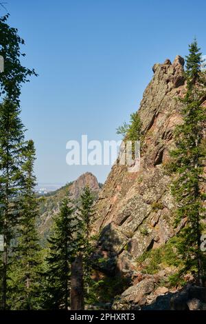 Granitfelsen, umgeben von Nadelwäldern. Sommer in Taiga, Nationalpark in Sibirien Stockfoto