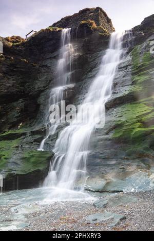 Wasserfall am Tintagel Haven Beach in North Cornwall, England Stockfoto