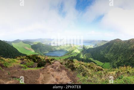 Blick auf Sete Cidades vom Aussichtspunkt Miradouro da Grota do Inferno auf der Insel Sao Miguel, Azoren, Portugal. Stockfoto