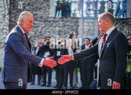 Berlin, Deutschland. 30. März 2023. Bundeskanzler Olaf Scholz (r, SPD) empfängt König Karl III. Am zweiten Tag seines Besuchs in Deutschland vor dem Bundeskanzleramt. Der britische König und seine königliche Frau werden Deutschland für drei Tage vor seiner Krönung im Mai 2023 besuchen. Kredit: Kay Nietfeld/dpa/Alamy Live News Stockfoto