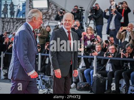 Berlin, Deutschland. 30. März 2023. Bundeskanzler Olaf Scholz (r, SPD) empfängt König Karl III. Am zweiten Tag seines Besuchs in Deutschland vor dem Bundeskanzleramt. Der britische König und seine königliche Frau werden Deutschland für drei Tage vor seiner Krönung im Mai 2023 besuchen. Kredit: Kay Nietfeld/dpa/Alamy Live News Stockfoto