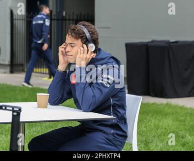 Melbourne, Australien. 29. März 2023. Nyck De Vries aus den Niederlanden und Scuderia AlphaTauri mit Kopfhörern vor dem Grand Prix der australischen Formel 1 auf dem Albert Park Circuit in Melbourne. Kredit: SOPA Images Limited/Alamy Live News Stockfoto