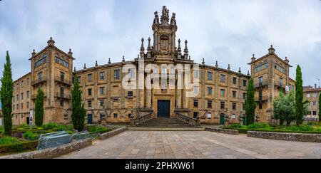 Nachtsicht auf Mosteiro de San Martiño Pinario in Santiago de Compostela in Spanien. Stockfoto