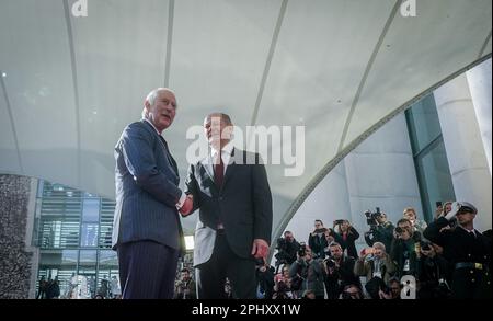 Berlin, Deutschland. 30. März 2023. Bundeskanzler Olaf Scholz (r, SPD) empfängt König Karl III. Am zweiten Tag seines Besuchs in Deutschland vor dem Bundeskanzleramt. Der britische König und seine königliche Frau werden Deutschland für drei Tage vor seiner Krönung im Mai 2023 besuchen. Kredit: Kay Nietfeld/dpa/Alamy Live News Stockfoto