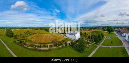 Panoramablick auf Jelling-Grabhügel in Dänemark. Stockfoto