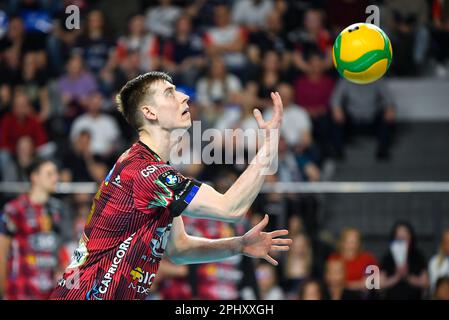 Kedzierzyn Kozle, Polen. 29. März 2023. Kamil Semeniuk während des Volleyball CEV Men Champions League 2023-Spiels zwischen Grupa Azoty ZAKSA Kedzierzyn-Kozle und Sir Sicoma Monini Perugia am 29. März 2023 in Kedzierzyn-Kozle, Polen. (Foto: Lukasz Laskowski/PressFocus/Sipa USA) Guthaben: SIPA USA/Alamy Live News Stockfoto