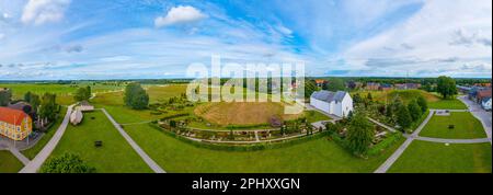 Panoramablick auf Jelling-Grabhügel in Dänemark. Stockfoto