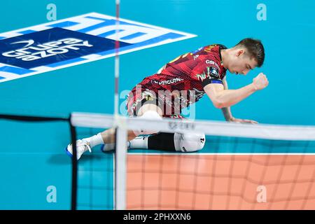 Kedzierzyn Kozle, Polen. 29. März 2023. Kamil Semeniuk während des Volleyball CEV Men Champions League 2023-Spiels zwischen Grupa Azoty ZAKSA Kedzierzyn-Kozle und Sir Sicoma Monini Perugia am 29. März 2023 in Kedzierzyn-Kozle, Polen. (Foto: Lukasz Laskowski/PressFocus/Sipa USA) Guthaben: SIPA USA/Alamy Live News Stockfoto