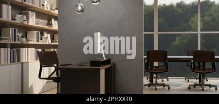 Seitlicher Blick, moderner Büroarbeitsplatz mit Computertisch an der Trennwand, Konferenztisch und eingebauten Regalen. Büro des Geschäftsführers, Sitzungssaal, Konzertierung Stockfoto