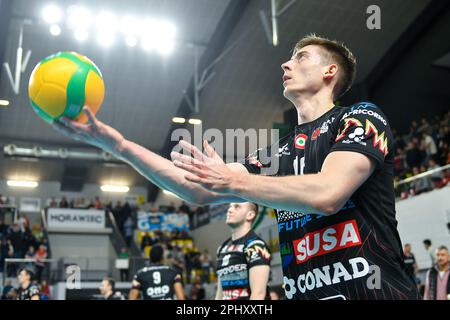 Kedzierzyn Kozle, Polen. 29. März 2023. Kamil Semeniuk während des Volleyball CEV Men Champions League 2023-Spiels zwischen Grupa Azoty ZAKSA Kedzierzyn-Kozle und Sir Sicoma Monini Perugia am 29. März 2023 in Kedzierzyn-Kozle, Polen. (Foto: Lukasz Laskowski/PressFocus/Sipa USA) Guthaben: SIPA USA/Alamy Live News Stockfoto