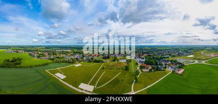 Panoramablick auf Jelling-Grabhügel in Dänemark. Stockfoto