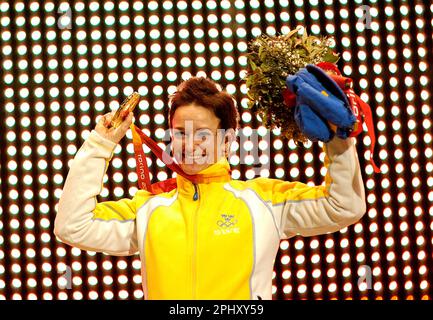 Turin, Italien. 20. März 2023. ARCHIVFOTO: Schwedische Biathletin Anna Carin ZIDEK OLOFSSON feiert ihren 50. Geburtstag am 1. April 2023, Anna Carin OLOFSSON (SWE/1. Platz) mit Medaille, Goldmedaille, Olympiameistermedaille Biathlon 12,5 km Mass Start Women, Medals Plaza, am 02/25/2006 XX. Olympische Winterspiele 2006, ab 10,02. - 26. Februar 2006 in Turin/Italien? Kredit: dpa/Alamy Live News Stockfoto