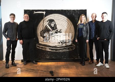 Legen Sie das Foto von Brace am 09./03/23 ab! Bandmitglieder mit Banksys originalem Seelensammlergemälde Brace Yourself! Im Hard Rock Cafe in London. Das Banksy-Kunstwerk, mach dich bereit! Hat während einer Auktion für 2.032.000 US-Dollar (1.644.132 £) verkauft, mehr als das Dreifache der ursprünglichen Schätzung, mit einer Aufführung der Band, die das Stück inspiriert hat. Der anonyme Künstler schuf das Werk im Jahr 2010 für die britische Band, die damals als Exit Through the Gift Shop bekannt war, der denselben Namen teilte, den er für seinen Dokumentarfilm aus dem Jahr 2010 verwenden wollte. Ausgabedatum: Donnerstag, 30. März 2023. Stockfoto