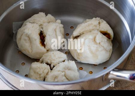 Char siu bao oder chinesische gegrillte schweinebäckchen vom grill Stockfoto