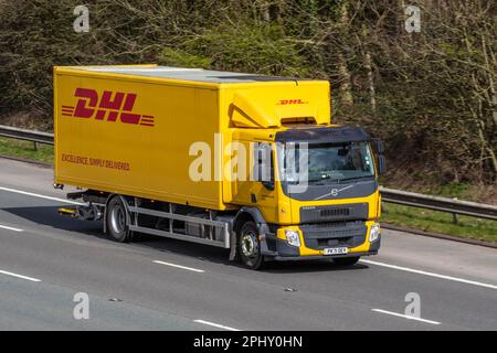 2021 gelber VOLVO DHL FE250 4X2 SLP Lkw mit Ladebordwand, 7698 ccm Dieselfahrzeug; Fahrt auf der Autobahn M61 UK Stockfoto