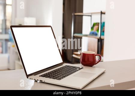 Schnittbild eines tragbaren Büroschreibtisches mit Computermodellen, Zubehör und Dekorationen auf dem weißen Tisch. Stockfoto