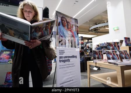 Science Museum, London, 29. März 2023. Inoffizieller Buchveröffentlichung von Aktivisten, die gegen die Finanzierung des Museums durch fossile Brennstoffe protestieren, durch Kohleproduzenten Adani. Stockfoto