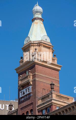 Die George Street mit Blick auf Tower der Sydney Institut für Technologie (TAFE) Gebäude im Jahr 1928 in Sydney, Australien abgeschlossen Stockfoto