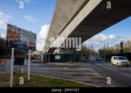 Denham, Großbritannien. 21. März 2023. Ein Eingang zu einer Baustelle für das Colne Valley Viaduct für die Hochgeschwindigkeitsbahnverbindung HS2 ist abgebildet. Das Viadukt benötigt 292 Stapel und führt HS2 über Seen und Wasserläufe im Colne Valley Regional Park. Der Verkehrsminister Mark Harper hat angekündigt, dass die zweite Stufe des Jahres HS2 von Birmingham nach Crewe um mindestens zwei Jahre verzögert wird und dass Züge erst gegen 2040 in das Londoner Stadtzentrum fahren werden. Kredit: Mark Kerrison/Alamy Live News Stockfoto