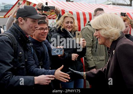 Die Königliche Gemahlin schüttelt sich bei einem Besuch des Wittenbergplatzes in Berlin im Rahmen ihres Staatsbesuchs in Deutschland die Hand mit den Wunschwünschen. Foto: Donnerstag, 30. März 2023. Stockfoto