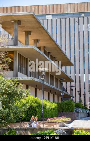 Die Fisher Library im modernistischen Stil, entworfen vom NSW Government Architect's Office, wurde 1962 eröffnet, und 1967 eröffnete der Copper Clad Library Stack Stockfoto