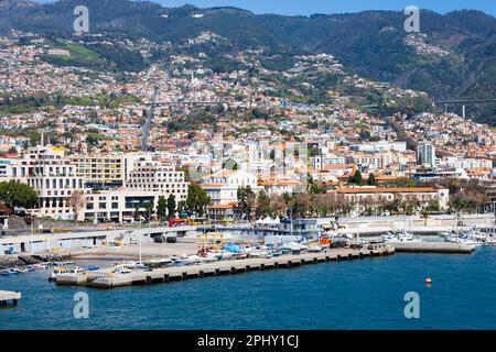 Hauptstadt Funchal, Madeira, Portugal vom Meer aus gesehen Stockfoto