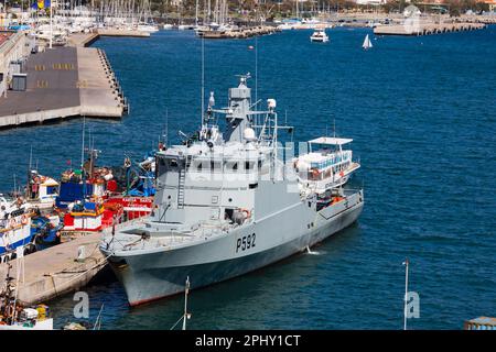 Portugiesische Marine vor der Küste Patrouillenboot, P592, NRP Mondego, in Funchal, Madeira, Portugal. Gebaut in Dänemark und früher HDMS Glenten, P557. F Stockfoto