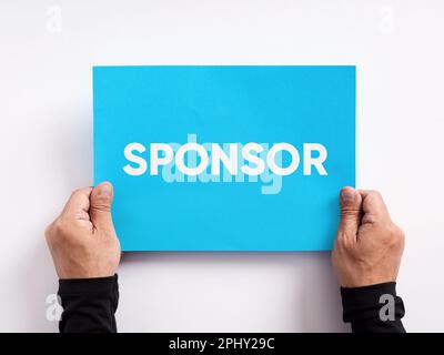 Sponsoring-, finanzielle Unterstützung- oder Spendenkonzept für wohltätige Zwecke. Männliche Hand hält ein blaues Blatt mit dem Wort "Sponsor". Stockfoto