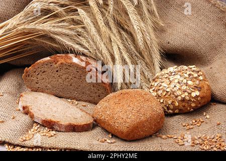 Brot und Brötchen mit Weizenohren Stockfoto