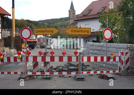 Straßensperrung mit Umleitungsschildern Stockfoto