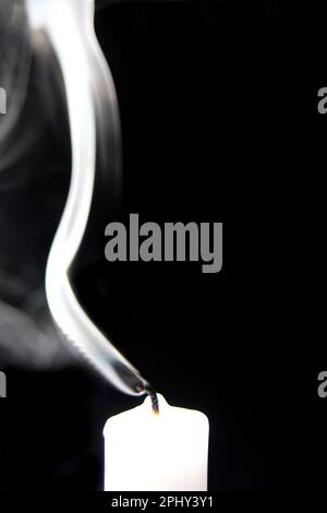 Tote weiße Kerze auf schwarzem Hintergrund Stockfoto