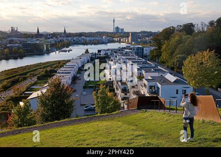 Wohnungsbau am Phoenix-See mit der Skyline der Stadt im Hintergrund, Deutschland, Nordrhein-Westfalen, Ruhrgebiet, Dortmund Stockfoto