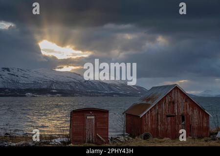 Krepuskuläre Strahlen durchbrechen die Wolken, Norwegen, Troms, Tromsoe Stockfoto