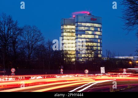 Helle Autosträhne auf der Autobahn A52 ein EON-Hauptsitz am Abend, Deutschland, Nordrhein-Westfalen, Ruhrgebiet, Essen Stockfoto