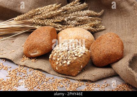 Rollt mit Weizenohren Stockfoto