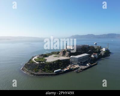 Ein Blick auf die Insel Alcatraz unter blauem Himmel und Sonnenlicht in Kalifornien Stockfoto