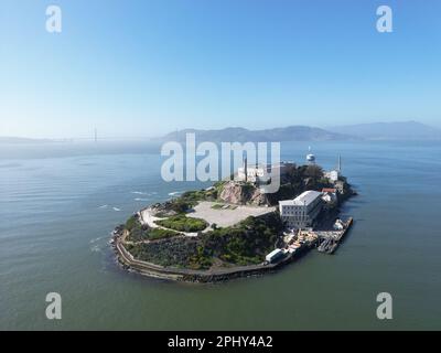 Ein Blick auf die Insel Alcatraz unter blauem Himmel und Sonnenlicht in Kalifornien Stockfoto