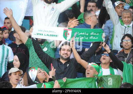 Rades, Tunis, Tunesien. 29. März 2023. Fans Algeriens während des Spiels Niger gegen Algerien am 27. März 2023 im Namen der Qualifikation des African Cup of Nations 2023 im Stadion Rades. (Kreditbild: © Chohei Mahjoub/ZUMA Press Wire) NUR REDAKTIONELLE VERWENDUNG! Nicht für den kommerziellen GEBRAUCH! Stockfoto
