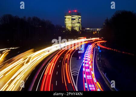 Helle Autosträhne auf der Autobahn A52 ein EON-Hauptsitz am Abend, Deutschland, Nordrhein-Westfalen, Ruhrgebiet, Essen Stockfoto