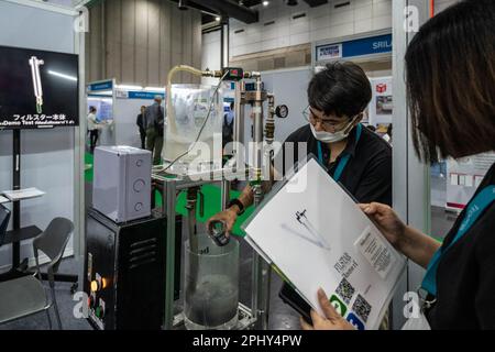 Bangkok, Thailand. 29. März 2023. Die innovative Technologie „FILSTAR“ wurde von Industrial Thailand ohne Filteraustausch in Fabriken entwickelt, in denen Wasser verwendet wird. Die Ausstellung „Recycling & Recovery Expo 2023“, organisiert von TechnoBiz am 29-30. März 2023 in Bangkok, Thailand, im Bangkok International Trade & Exhibition Center (BITEC) mit Schwerpunkt auf den neuesten Entwicklungen in Recycling- und Verwertungstechnologien und -Verfahren. Kredit: SOPA Images Limited/Alamy Live News Stockfoto