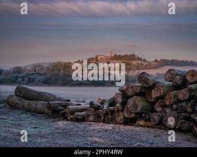 West Wycombe Hill an einem frostigen Wintermorgen. St. Lawrence Kirche (der Goldene Ball) und das Dashwood Mausoleum, sichtbar in der Ferne. Stockfoto