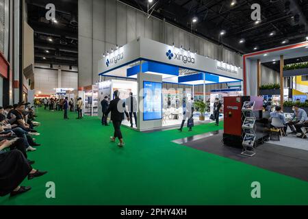 Bangkok, Thailand. 29. März 2023. Ein Tag auf der Recycling & Recovery Expo 2023 in Bangkok mit internationalen Besuchern, Technikern, Experten, Berater und Forscher. Die Ausstellung „Recycling & Recovery Expo 2023“, organisiert von TechnoBiz am 29-30. März 2023 in Bangkok, Thailand, im Bangkok International Trade & Exhibition Center (BITEC) mit Schwerpunkt auf den neuesten Entwicklungen in Recycling- und Verwertungstechnologien und -Verfahren. (Foto: Nathalie Jamois/SOPA Images/Sipa USA) Guthaben: SIPA USA/Alamy Live News Stockfoto